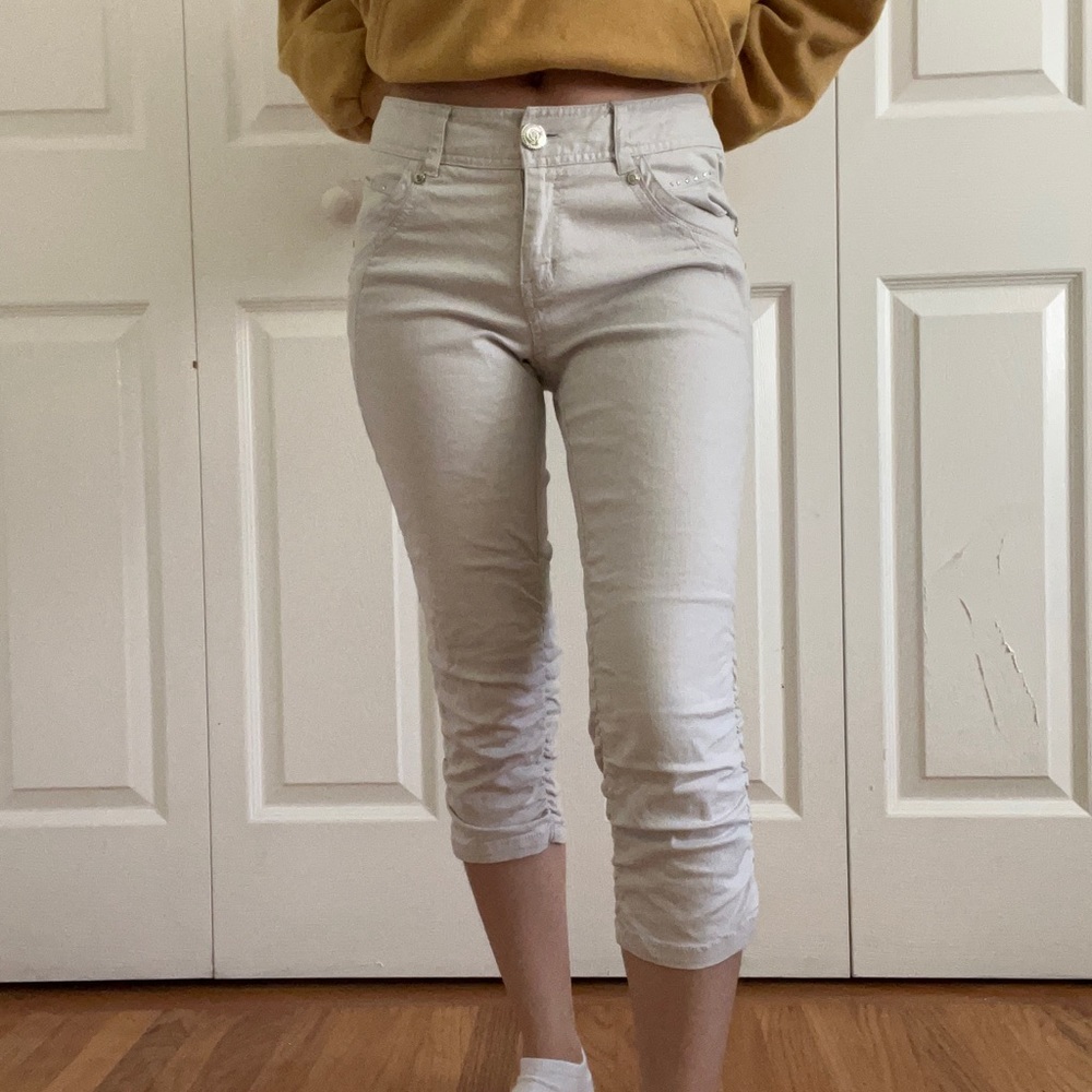Mid rise off white capri pants with sparkle detail